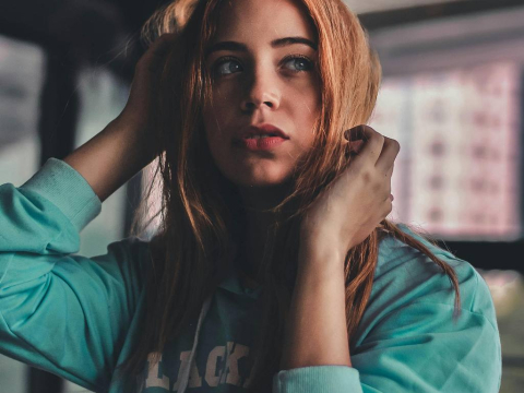 Γιατί σε πιάνει πονοκέφαλος μετά το φαγητό και πώς να τον σταματήσεις