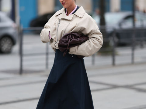 Ο απροσδόκητα cute χρωματικός συνδυασμός στα sneakers που βλέπουμε παντού – και θα φορέσεις με τα πάντα