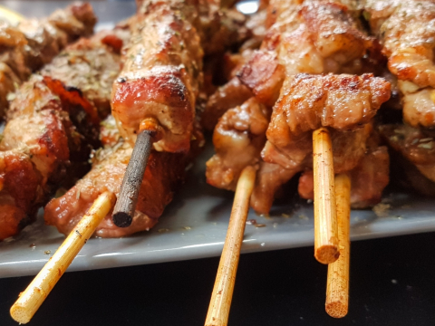 Αυτά είναι τα καλύτερα καλαμάκια σουβλάκια της Αθήνας