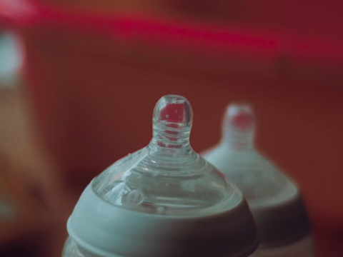 Συνεχίζονται οι ανακλήσεις στο βρεφικό γάλα: Η μεγαλύτερη κρίση στην ιστορία του κλάδου