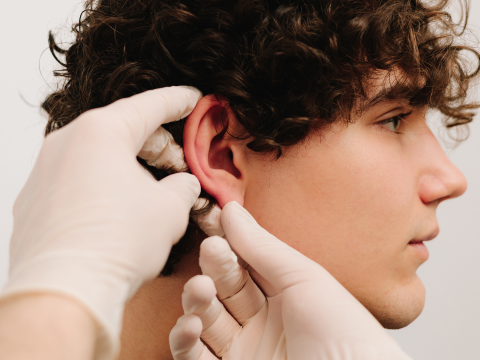 Αναίμακτη ωτοπλαστική χωρίς νυστέρι: Η νέα τεχνική που διορθώνει τα “πεταχτά αυτιά” μόνο με τοπική αναισθησία