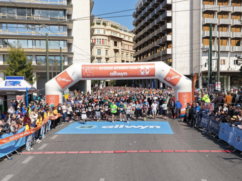 Περισσότεροι από 30.000 δρομείς έτρεξαν σαν ένα στον Ημιμαραθώνιο της Αθήνας 