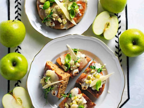 Gourmet πίτσα στο τηγάνι με 4 τυριά και μήλα