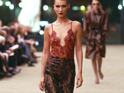 60 χρόνια από το εμβληματικό «Le Smoking», ο Anthony Vaccarello αναδεικνύει τη σύγχρονη σιλουέτα και τον αισθησιασμό του σήμερα