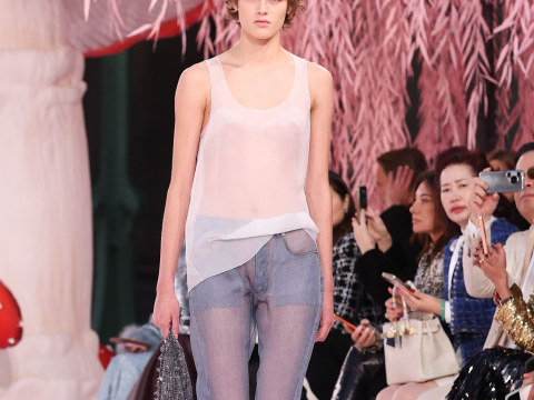 Πώς ένα τζιν γίνεται διάφανο; O Ματιέ Μπλαζί επαναπροσδιόρισε το κλασικό denim – και το θέλουμε στη συλλογή μας