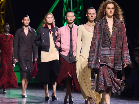 Το νέο σύμπαν της Chanel έχει τις υφές και τα χρώματα του Matthieu Blazy