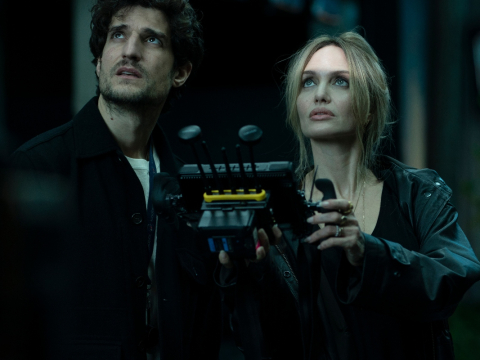 Couture: Η Αντζελίνα Τζολί επιστρέφει στην μεγάλη οθόνη - Aποκλειστικό clip της ταινίας στο JennyGr