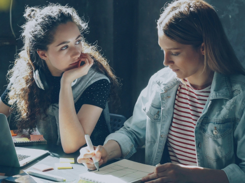 Job hugging: Γιατί δεν παραιτείται πια κανείς από τη δουλειά του;