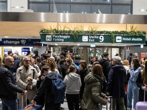 «Είδα φλεγόμενα αντικείμενα να πέφτουν απ' τον ουρανό»: Ελληνίδα στο Ντουμπάι περιγράφει τι έζησε