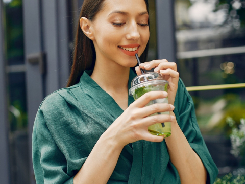Μπορούμε πραγματικά να αποτοξινωθούμε από τα μικροπλαστικά; 
