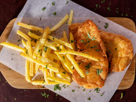 Fish and chips στο air fryer: Το πιο τραγανό ψάρι χωρίς τηγάνισμα