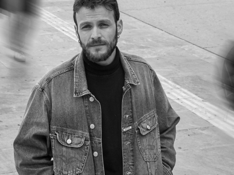 Γιώργος Μπένος: «Δεν ονειρεύομαι μεγάλους ρόλους, αλλά ρόλους που να τσαλακώνομαι»