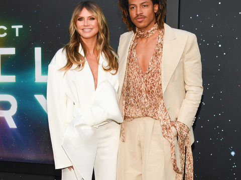 Χένρι Σάμουελ: Ποζάρει στο πλάι της μητέρας του, Χάιντι Κλουμ - Εντυπωσίασαν στο κόκκινο χαλί