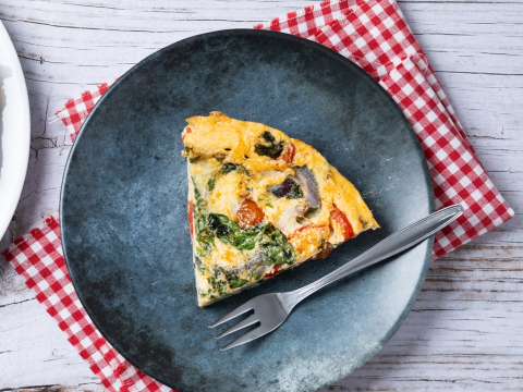 Αλμυρή τάρτα με λαβράκι αγκινάρες και λιαστές ντομάτες που εντυπωσιάζει