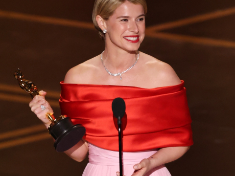 H Τζέσι Μπάκλεϊ κέρδισε το Όσκαρ του Α’ Γυναικείου - “Το αφιερώνω στο όμορφο χάος της καρδιάς μιας μητέρας”