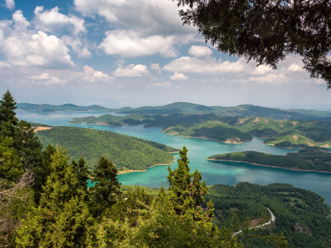 Πάσχα στη Λίμνη Πλαστήρα: Έθιμα και μαγευτικές ανοιξιάτικες διαδρομές