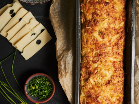 Εύκολο αλμυρό κέικ με τυρί και κολοκυθάκια στο air fryer 