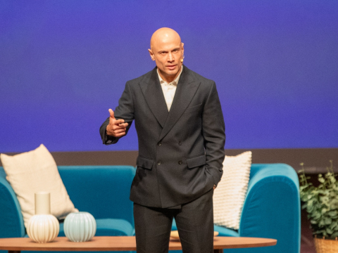 Ο Μάνος Χατζημαλωνάς στο "Είμαι Εδώ Για Εσένα" 2026: «Για μένα γυναίκα σημαίνει αφετηρία και προορισμός»