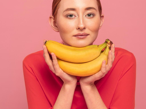 Νιώθεις καούρα αφού φας μια μπανάνα; Οι πιθανοί λόγοι πίσω από το σύμπτωμα