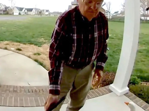 Η ιστορία του 78χρονου διανομέα που γύρισε στη συνταξιοδότηση χάρη σε viral βίντεο