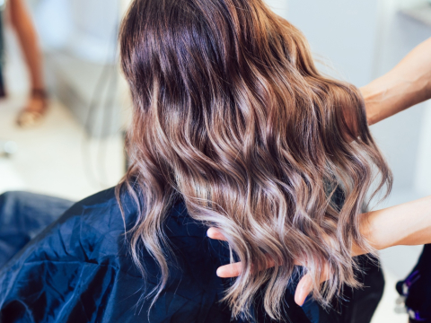 Μπαλαγιάζ και ημιμόνιμη βαφή μαλλιών: το μυστικό για φυσικό χρώμα με διάρκεια και λάμψη
