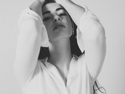 4 αδιάψευστα σημάδια ότι χαίρεται κρυφά με τις δυσκολίες σου - κι ας παριστάνει το αντίθετο 