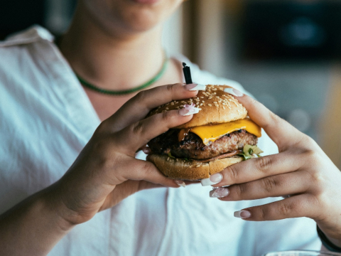 Τι είναι η συναισθηματική πείνα και πώς μπορούμε να τη διαχειριστούμε