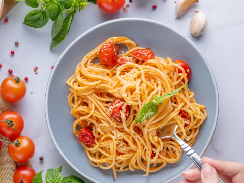 Εύκολα και πεντανόστιμα ζυμαρικά με ντομάτες, κόκκινη πιπεριά και φέτα στο air fryer