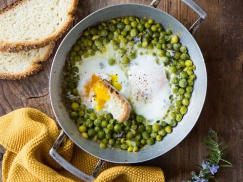 Αυγά με αρακά: Το απλό σπιτικό φαγητό που θυμίζει παιδικά χρόνια