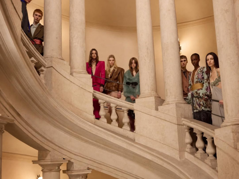 Valentino: Ο Αλεσάντρο Μικέλε θέλει η υψηλή ραπτική να είναι προσβάσιμη σε όλους – Το show στο Palazzo Barberini και οι προβολές σε Ρώμη, Μιλάνο και Νάπολη