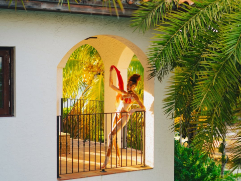 H Γουίνι Χάρλοου χορεύει με το μπικίνι της και φέρνει το καλοκαίρι στο Instagram