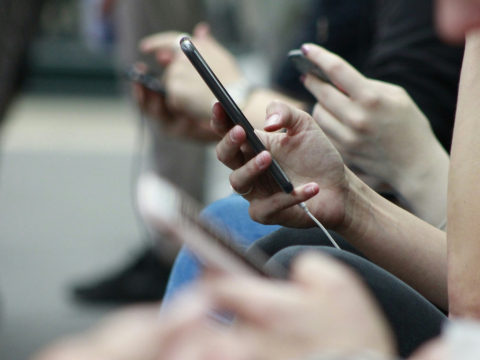 Οι ενήλικες απομακρύνονται από τα social media, στρέφονται όμως στην τεχνητή νοημοσύνη, σύμφωνα με έρευνα