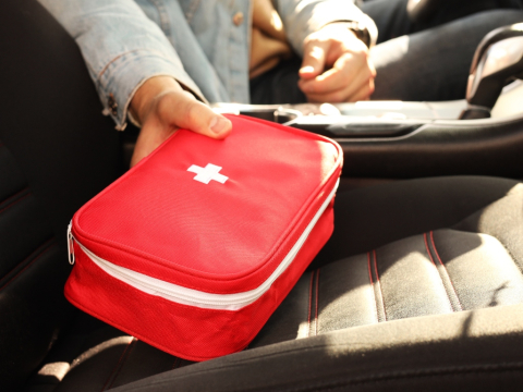 Τα 16 πράγματα που πρέπει να έχουμε στο φαρμακείο του αυτοκινήτου