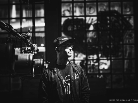 Ένα νεκροταφείο ρούχων και το βαρύ τίμημα της γρήγορης μόδας στο περιβάλλον - Ο Ιάπωνας σκηνοθέτης του «Dust to Dust», Kosai Sekine, στο JennyGr