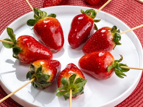 Το πιο viral γλυκό: Καραμελωμένες φράουλες με 3 μόνο υλικά