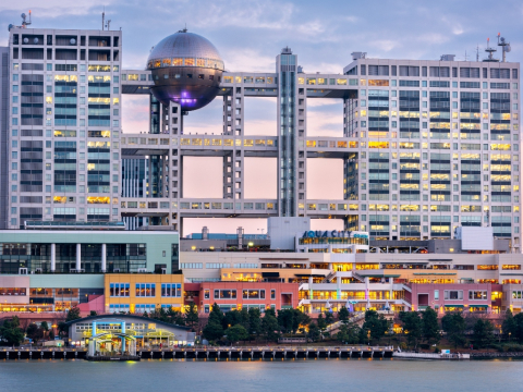 Το αρχιτεκτονικό θαύμα της Ιαπωνίας: Μια σφαίρα 1.200 τόνων ανάμεσα σε δύο ουρανοξύστες