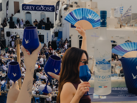 Πάσχα στην Πάρο με την Grey Goose: μοναδικές εικόνες από τo viral κυκλαδίτικο γλέντι στο γραφικό λιμανάκι της Νάουσας