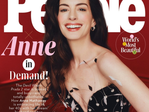 Η Αν Χάθαγουεϊ είναι η ομορφότερη γυναίκα στον κόσμο για το 2026 – και honestly, ποιος διαφωνεί;