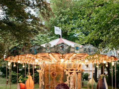 Ένα καρουζέλ γεμάτο γιγάντια φρούτα και λαχανικά: Η συνεργασία της Λάιλα Γκοχάρ με την ARKET είναι βγαλμένο από παιδικό όνεριο