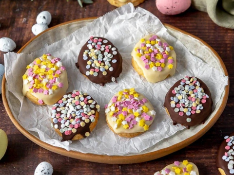 Τα πασχαλινά μπισκότα σε σχήμα αυγού που θα γίνουν ανάρπαστα στο τραπέζι