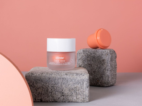Tint n’ Glow: Η best-seller κρέμα Αντιγήρανσης & Λάμψης του clinéa είναι ο ιδανικός σύμμαχος σου για να υιοθετήσεις την skincare-as-makeup τάση αυτό το καλοκαίρι