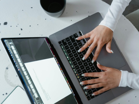 Πώς να κάνεις digital declutter και να πάρεις πίσω τον έλεγχο της καθημερινότητάς σου