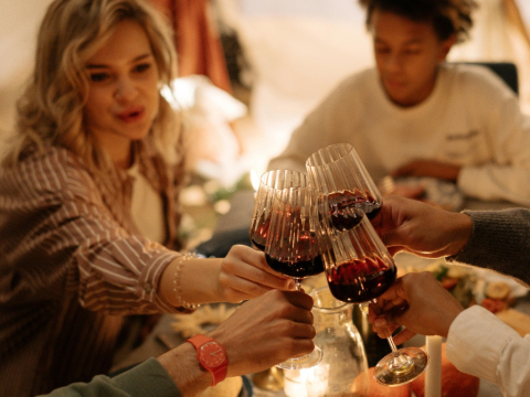 Πώς να οργανώσεις ένα κομψό αλλά καθόλου βαρετό δείπνο