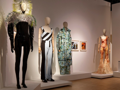 Πώς λειτουργεί η μόδα ως μέσο επικοινωνίας; Η νέα έκθεση που ρίχνει «φως» στους αφανείς ήρωες, τους στιλίστες 