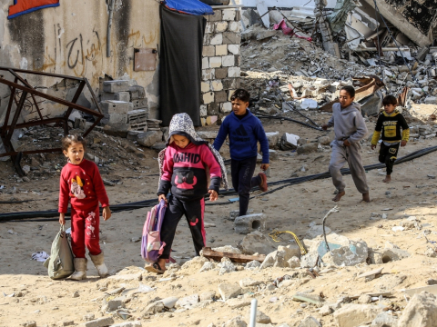 Συγκλονιστικό βίντεο: Παιδιά στη Γάζα παίζουν “κηδεία” εν μέσω πολέμου