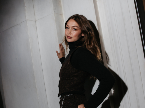 To preppy style στα καλύτερά του: H Τζίτζι Χαντίντ φόρεσε το κομμάτι που θα απογειώσει κάθε ανοιξιάτικο look