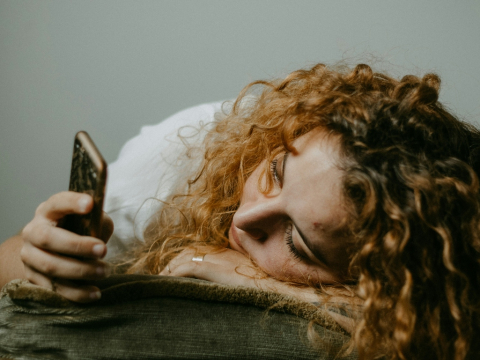 Τι είναι το breadcrumbing στο dating και πώς θα το καταλάβεις