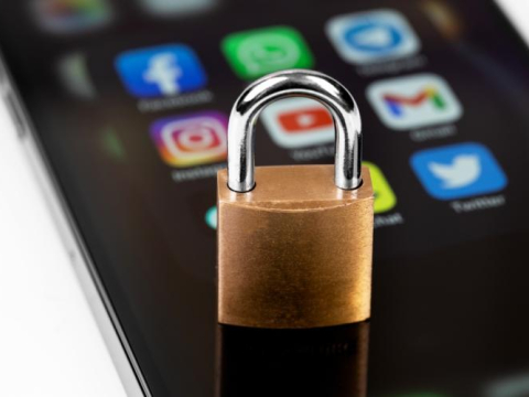 Social media και ανήλικοι: Τα νέα όρια της Ελλάδας, η ευρωπαϊκή συζήτηση και τα παραδείγματα άλλων χωρών