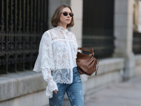 Αυτό είναι το τζιν που φορούν όλα τα It Girls και δίνουν μια ρομαντική νότα και στο πιο απλό σύνολο