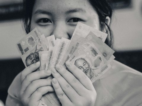 Γυναίκα στην Κίνα πέταξε 162 χιλιάδες δολάρια από το παράθυρο, επειδή τσακώθηκε με τον άνδρα της. Respect